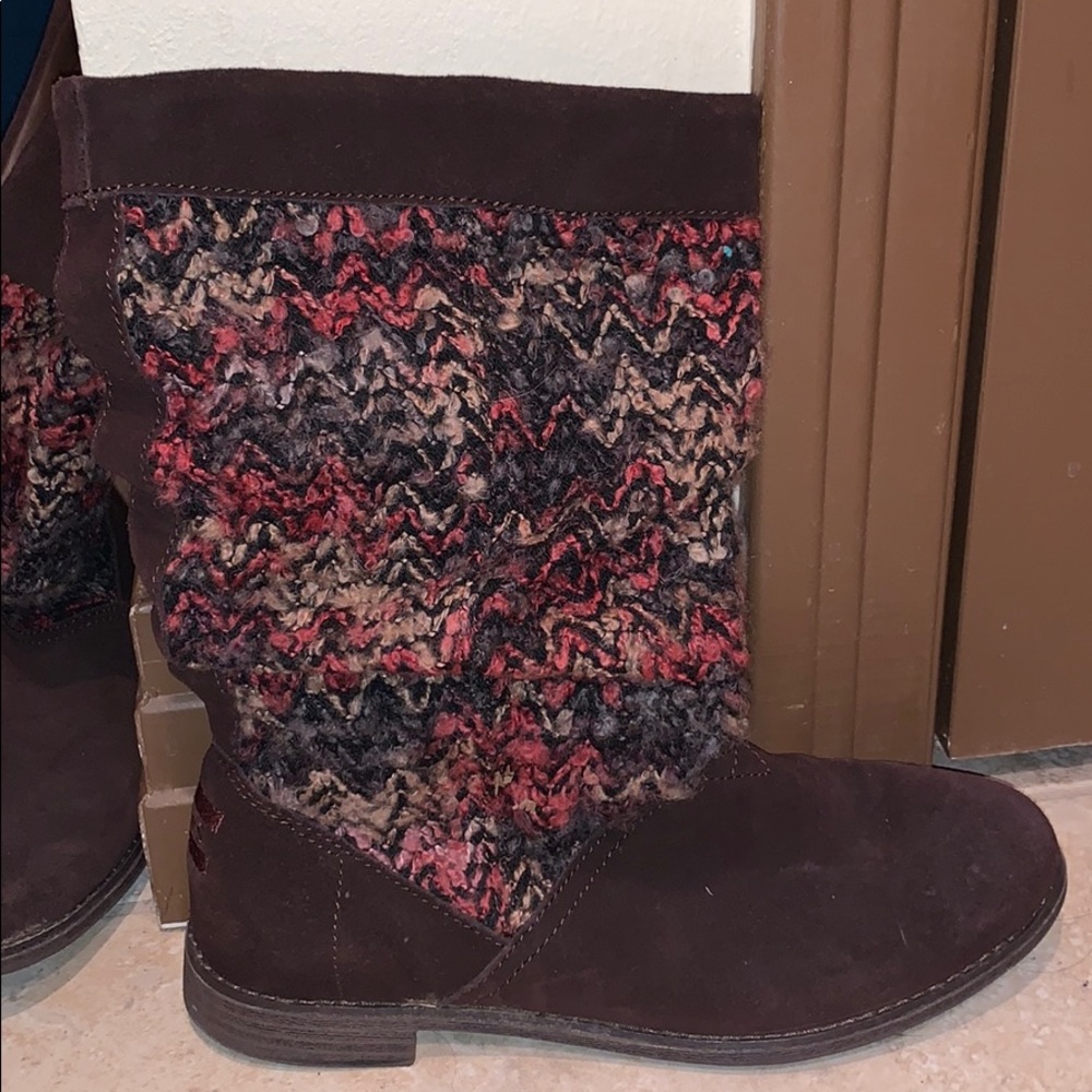 Women’s brown w pink & earthy tone Toms boots